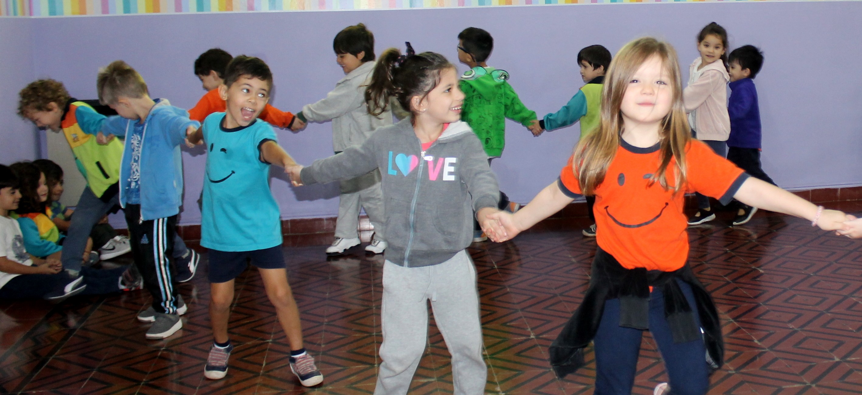 Niños jugando en ronda