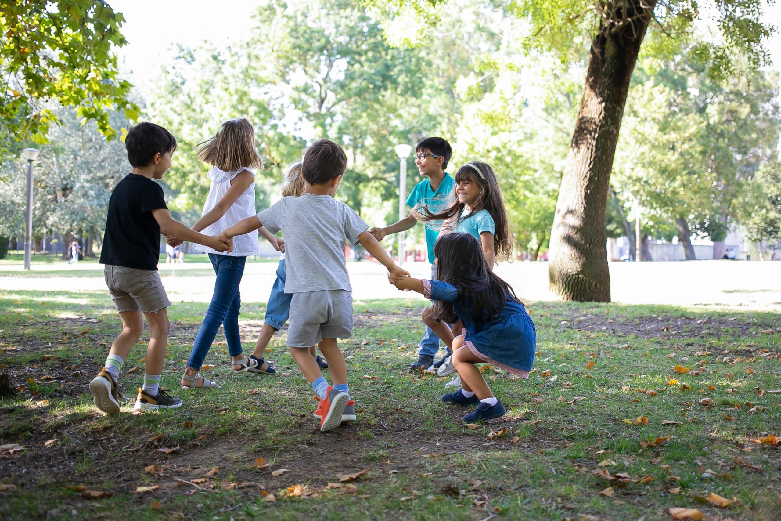 Niños jugando en ronda